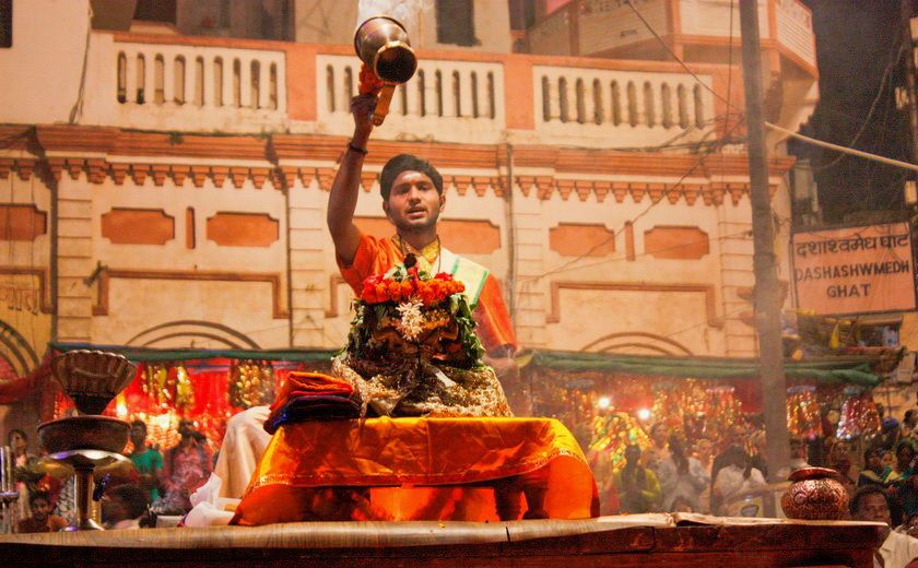 Aarti célébration au ghât Dashashwamedh, Inde