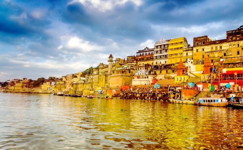 Bords du Gange sur les rives de Allahabad sous un ciel nuageux, Inde