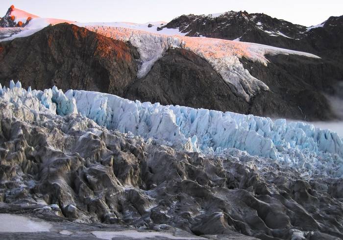 Le glacier Fox se pare de couleurs au coucher du soleil, Nouvelle-Zélande