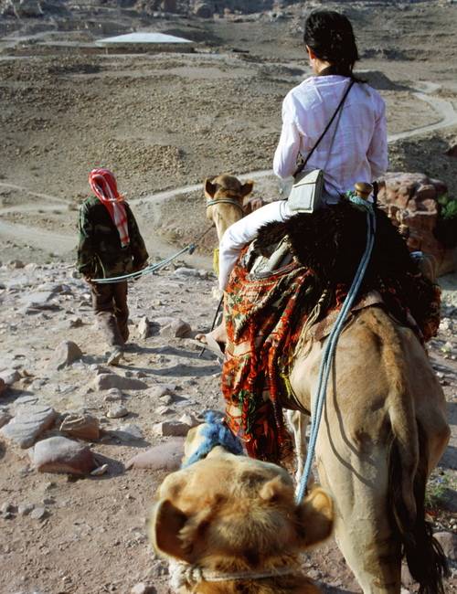 Guide bédouin montrant le chemin à des touristes, Jordanie
