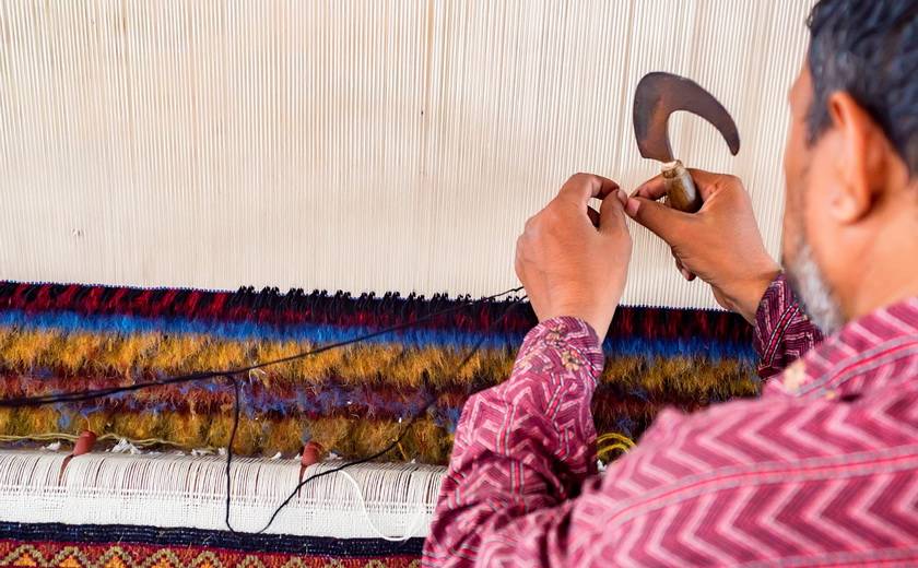 Tissage de tapis par un artisan, Ouzbékistan
