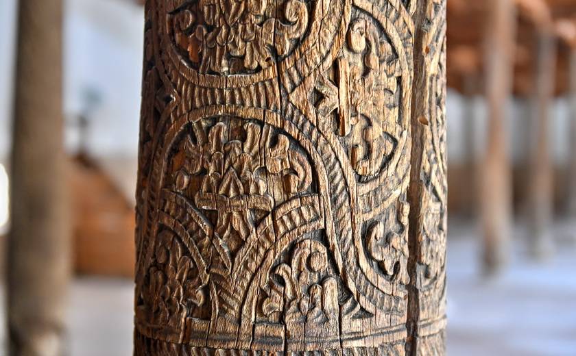 Détail du travail du bois sur un pilier de la mosquée à Khiva, Ouzbékistan