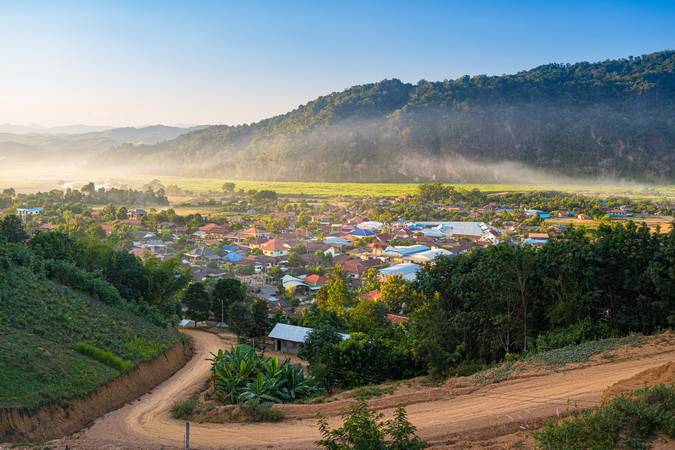 Luang Namta, nord Laos, village situé dans une vallée luxuriante