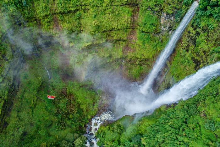 Tyrolienne au dessus d'une cascade au Laos dans la forêt