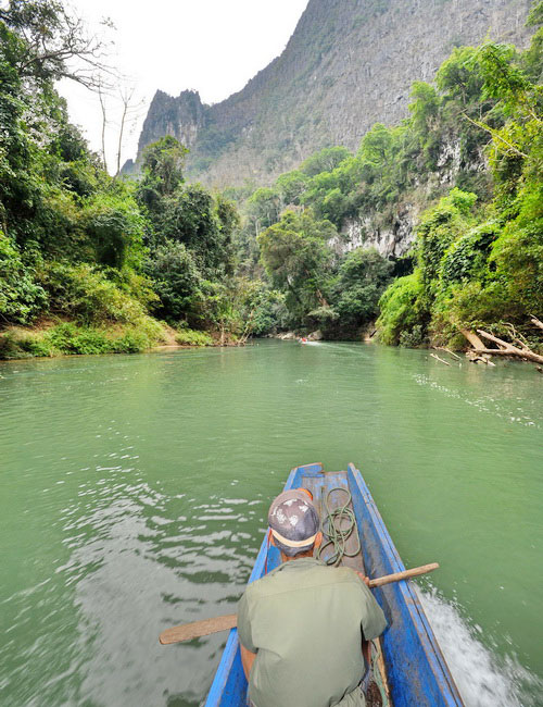 Descente en pirogue, direction la grotte de Tham Kang, Laos