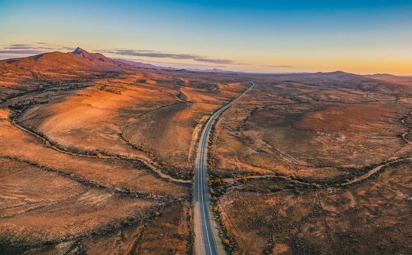 Vue aérienne de Explorer Way traversant Flinders Range, Australie