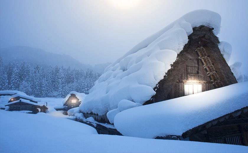 Shirakawago sous la neige dans la nuit d'hiver