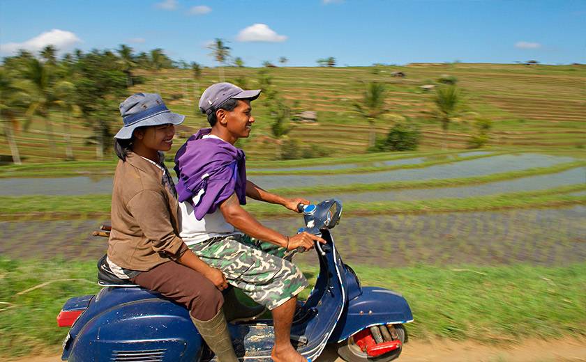 Moto à travers les rizieres de Bali