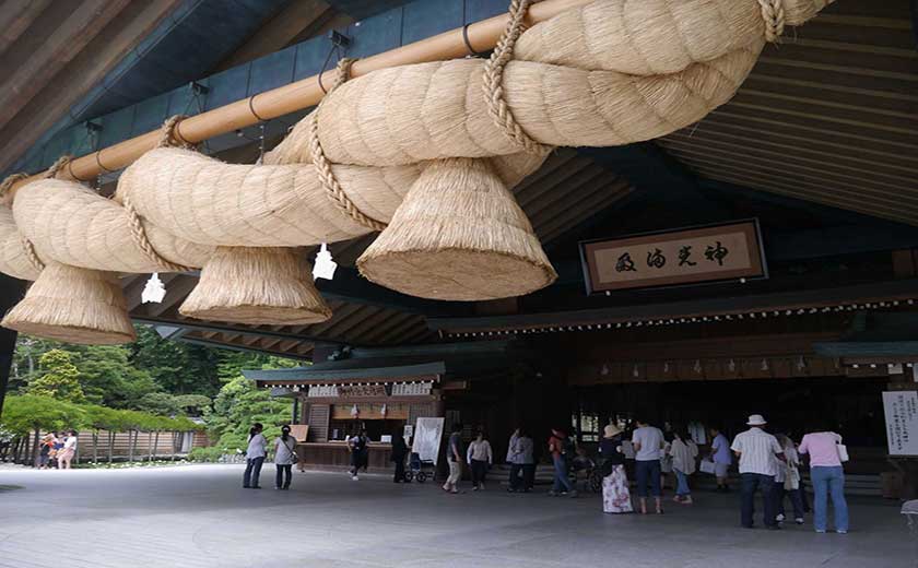 Jardin Kenroku-en sous la neige, à Kanazawa, Japon