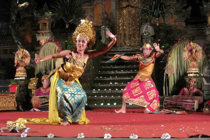 Troupe de danse à l'hotel Puri Dajuma à Pekutan à Bali en Indonésie