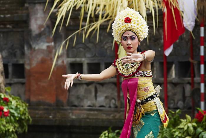 Danseuse balinaise en costume traditionnel