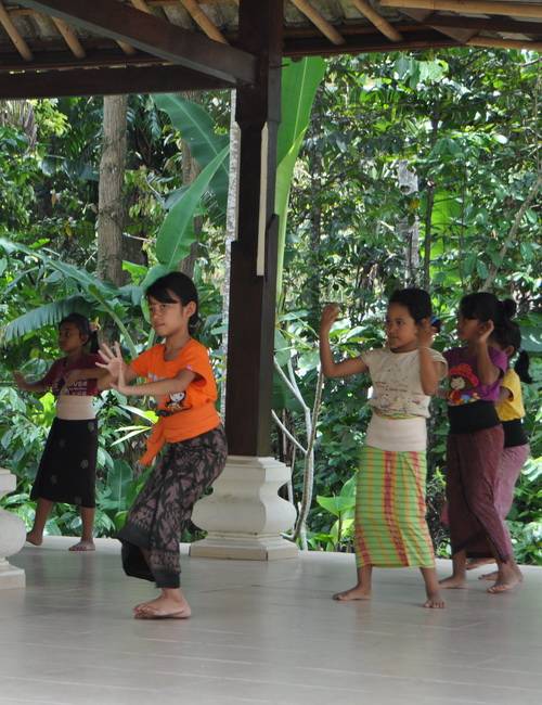Elèves de l'école de danse de Gunung Kawi à Bali en Indonésie