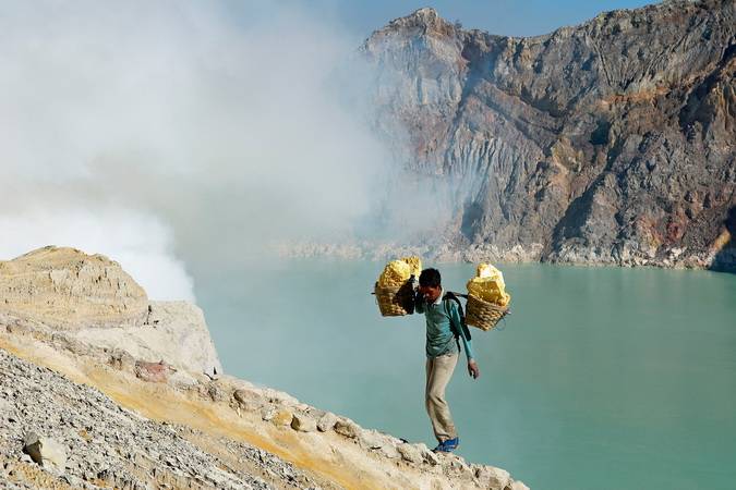 Cratère du volcan kawa Ijen à Java en Indonésie