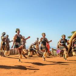 Danseurs zoulou en costume traditionnel en Afrique du sud
