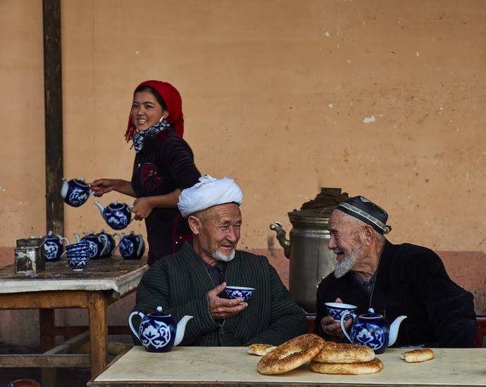 Hommes dans une maison de thé, région de la Fergana, Ouzbélistan