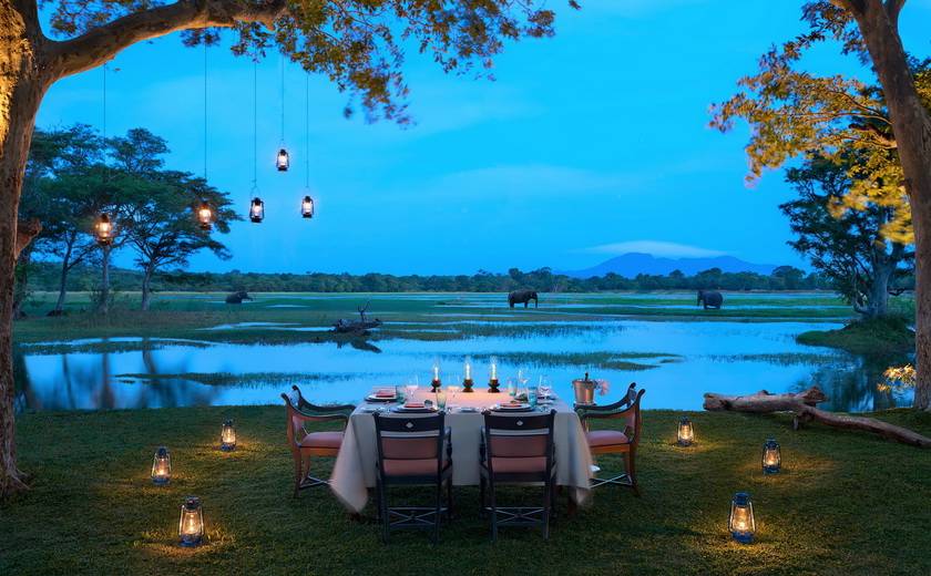 Hôtel au Sri Lanka avec vue sur un lac au coucher du soleil